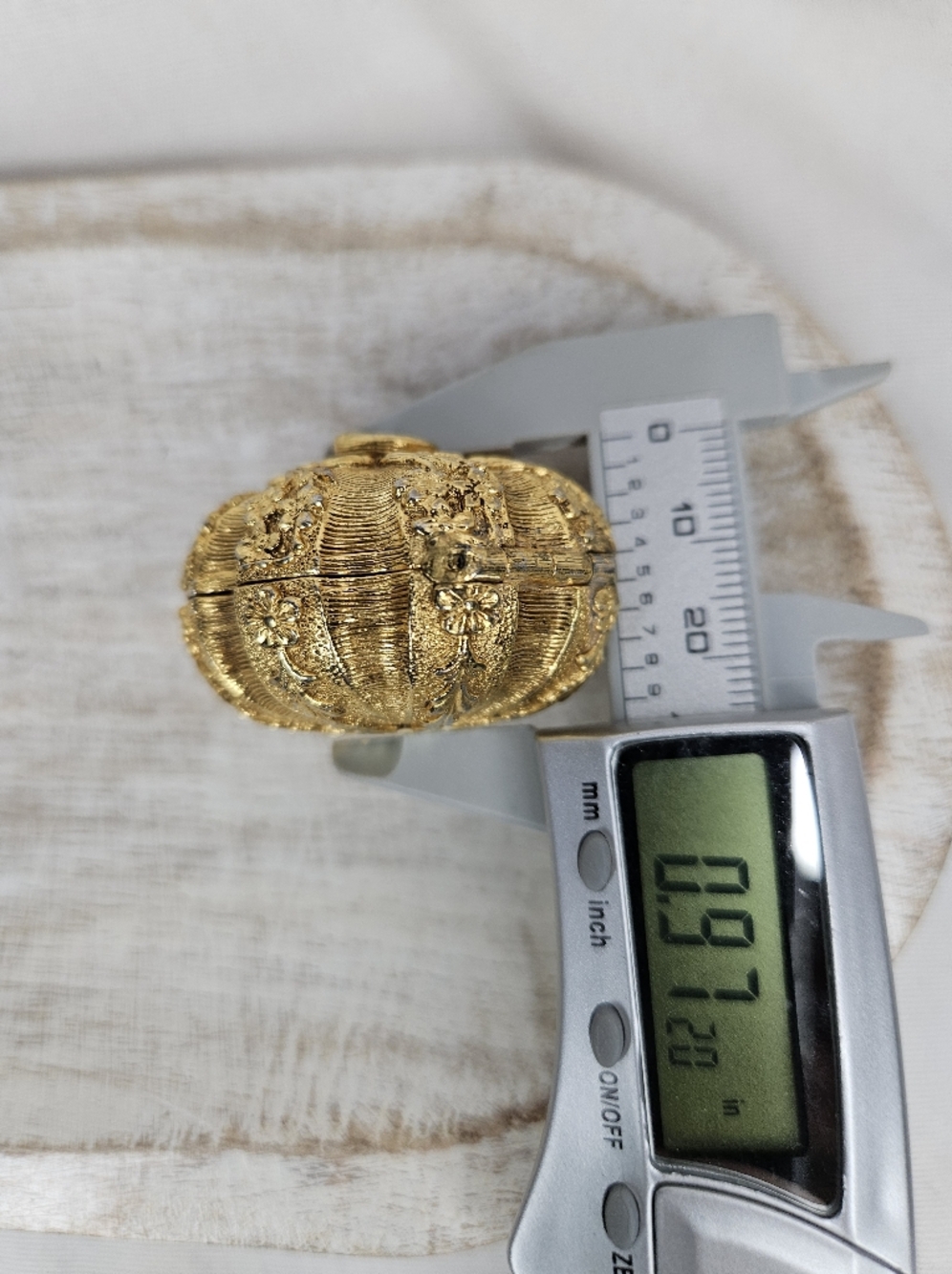 Vintage 1960s Estee Lauder Perfume Compact Gold Tone Floral Pumpkin Youth Dew - Picture 10 of 12